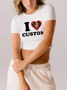 定制女士短袖T恤，主题为“我爱”，可添加您的文字和图片（徽章图案/情侣照/全家福/自拍/宠物照片等），您的照片将出现在爱心图案内。白色，适合夏季、健身和瑜伽穿着。 - 白色 - 查看 3