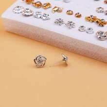 Set de 100 piezas de pendientes de studs pequeños de plástico con rhinestones de diseño aleatorio, surtidos, empaquetados en caja