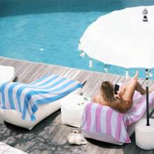1 pieza Toalla de playa grande a rayas rosa, manta suave con resistencia a la arena, adecuada para piscina, playa, toalla de baño grande, chal para mujer, toalla de baño de secado rápido con impresión digital, toalla de baño esponjosa de doble cara de secado rápido, toalla deportiva absorbente con rayas rosas y azules, toalla de playa portátil, toalla de secado rápido para gimnasia y maratón, impermeable y anti-arena, esencial para la playa y la ducha para parejas