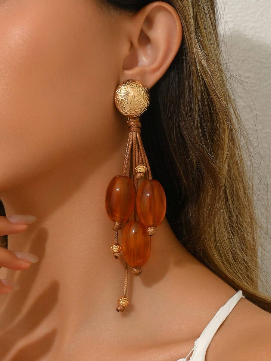 2 chiếc bông tai tròn họa tiết hoa cổ điển, gợi cảm và thanh lịch, làm từ nhựa hổ phách giả ngọc bích, thích hợp cho các bữa tiệc và ngày lễ, được thiết kế dành cho những quý cô quyến rũ. Vui lòng cân nhắc nếu bạn ngại kích thước lớn, mỗi hạt nhựa đều có màu sắc và hoa văn độc đáo, các vết khuôn là bình thường. - Nhiều màu - Xem 1