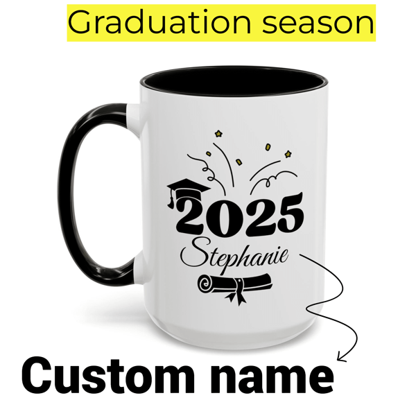 1 peça de caneca de cerâmica personalizada com nome para a temporada de formatura de 2025, xícara de café, comemore sua formatura, xícara de café da manhã com leite, copo de água com alça, copo de fundo plano adequado para uso doméstico, várias cores disponíveis, 11oz/15oz, multifuncional, ornamental, reutilizável, requintado, elegante, de alta qualidade, colorido, moderno, personalizado, único, presentes ideais para ele, presentes ideais para ela, namorado, pai, namorada, mãe, família, amigos, sala de chá, casa, jardim, escritório, para aniversários, para o dia dos namorados, para o dia das mães, para aniversários, para o dia dos pais, para formatura, para casamentos, para inauguração de casa, decoração de casa