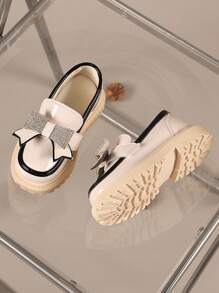 1 双加大码幼儿/小女孩公主鞋，白色，PU 拼接材质，闪亮水钻蝴蝶装饰，圆头厚底，柔软舒适的衬里，适合 3-15 岁女孩，日常穿着、派对、旅行、春秋季（这款鞋尺码偏大，请订购小一码）