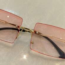 Os óculos de moda sem aro passaram pela revisão mais cuidadosa para garantir que você sempre use produtos de alta qualidade, ajuste perfeito e lentes de alto desempenho com 100% de proteção UVA/UVB.