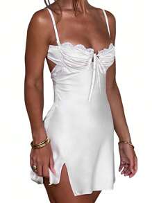 Robe d'été femme nouvelle sans manches, style de rue et de fille chaude, dos nu, sexy avec un patchwork de dentelle, laçage, coupe ajustée et fines bretelles. Convient pour la plage et les vacances.