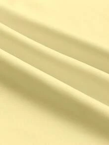 Elegantes ärmelloses Damen Kleid mit Bindeträgern in Buttergelb, minimalistischer Stil für Abschlussfeier