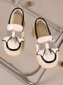 1 双加大码幼儿/小女孩公主鞋，白色，PU 拼接材质，闪亮水钻蝴蝶装饰，圆头厚底，柔软舒适的衬里，适合 3-15 岁女孩，日常穿着、派对、旅行、春秋季（这款鞋尺码偏大，请订购小一码）