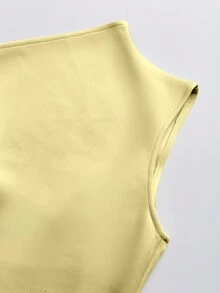 Elegantes ärmelloses Damen Kleid mit Bindeträgern in Buttergelb, minimalistischer Stil für Abschlussfeier