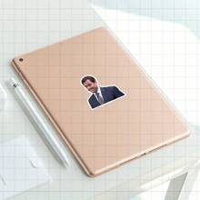 3 Zoll Vinyl Aufkleber mit ikonischem Charakter für Fans von Popkultur, Bürohumor und TV-Show-Enthusiasten; perfekt für Laptop, Wasserflasche, Notizbuch und Schreibtischdekoration; ideal als Meme-Aufkleber, lustiger Aufkleber und Retro-Aufkleber; personalisieren Sie Ihren Arbeitsplatz, feiern Sie Ihre Lieblingsshow oder verschenken Sie sie an einen Fan; toll für Erwachsene, die Komödie, Nostalgie und ikonische Zitate schätzen.