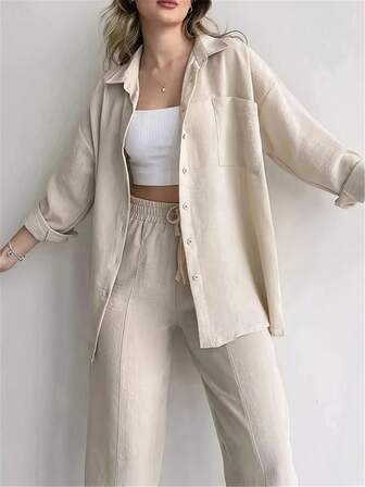 优雅的涤纶西装套装，翻领，纯色编织衬衫和裤子组合，带有纽扣细节，适合所有季节的舒适款式