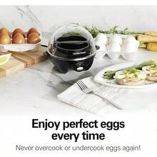 Hamilton Beach - Olla de huevos eléctrica 3 en 1 para huevos duros, huevos furtivos, tortillas y vaporizador de verduras, capacidad para 7, color negro (25507) : Hogar y Cocina - Capacidad para 7, negro - Ver 4