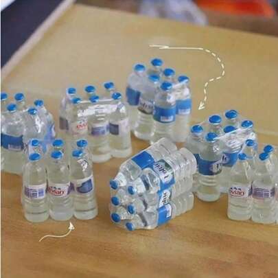 20 PIEZAS Mini Botellas de Agua para Casa de Muñecas: Relación 1/6 Agua Mineral para Cocina y Comedor (Estilo Aleatorio) - Accesorios de Miniaturas de Botellas de Bebida para Decoración y Ornamento de Casa de Muñecas
