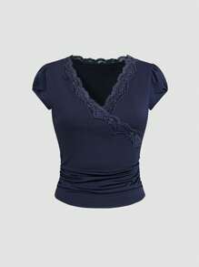 Camiseta de manga corta con cuello en V, textura arrugada y ribete de encaje en color liso para el verano