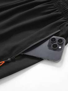 Shorts de corrida femininos pretos de secagem rápida com bolso lateral com zíper - cintura elástica com cordão, shorts esportivos com design de tipografia contrastante para academia, exercícios ao ar livre