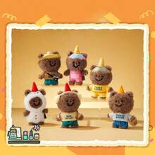 Miniso TUNEE GOODS系列拍照熊毛绒钥匙扣，采用柔软亲肤的毛绒材质，小熊戴着黄色帽子，背着相机形状的包，适合挂在背包和相机包上（1个） - 拍照小熊 - 查看 3