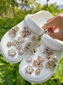 Set de 16 piezas Nuevo color dorado Decoraciones con diseño desmontable de oso de amor y lazo adecuado para sandalias de playa, zapatos de jardín, zuecos huecos, clips de moda para zapatos, aplicable para todas las temporadas, un gran regalo para vacaciones