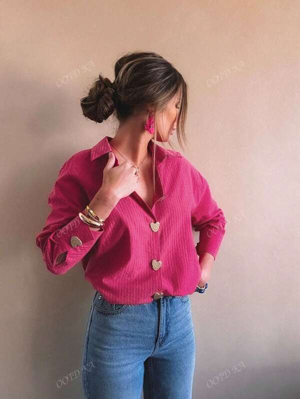 Camisa básica de mujer con botones de corazón de metal a rayas rosa pálido, elegante y casual para uso diario, tops de salida de otoño para mujeres, ropa casual de negocios para mujeres