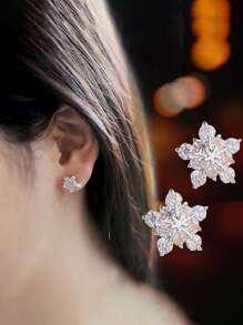 一对女童立方氧化锆花朵耳钉，适合日常佩戴、派对首饰或生日礼物 - 銀色 - 查看 4