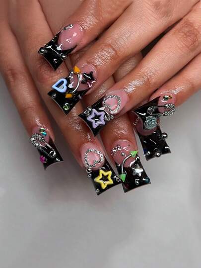 24片装Y2K鸭嘴美甲贴片，包含卡通蓝黄爱心、五角星、3D粉色镶钻蝴蝶结、镶钻心形金属饰品、彩色泡泡珠、鼻钉、经典黑色法式边，非常适合嘉年华、音乐节、女生聚会和旅行。便携式假指甲套装，含果冻胶（1片贴片，1根擀面杖）。