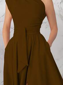 Vestido largo elegante de mujer de unicolor sin mangas con abertura en el bajo