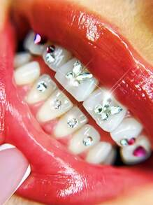 220 Stücke selbstklebende Zahnedelsteine DIY-Set, modischer Zahnschmuck, Kristall-Strass-Aufkleber, super glänzende weiße Zahndekorationen, Schmetterling-Flachdiamanten, Zahnschönheits-Materialiensatz, europäischer & amerikanischer Hip-Hop Goth Y2K Stil, inklusive aller Werkzeuge