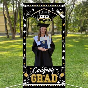 1 件 2D 门横幅，2025 年毕业照相亭道具套装 - 节日涤纶背景，带有“毕业祝贺”横幅、星星和文凭设计 - 非常适合难忘的毕业照片和庆祝装饰、毕业派对装饰