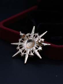 1 pièce Broche étoile dorée étincelante élégante, accessoire de bijoux haut de gamme avec quatre pointes angulaires incrusté de strass, petits diamants multi-couches les entourant, accessoire mode pour soirée