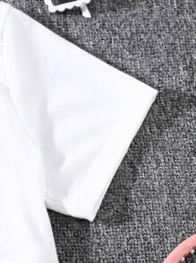 Ensemble de 2 pièces pour filles - T-shirt court à graphique Los Angeles 93 + Jupe mini plissée. Tenue de mode décontractée pour enfants pour l'extérieur