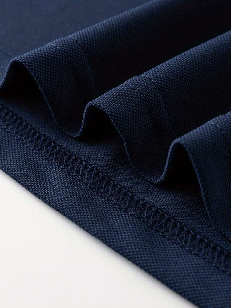 قميص بولو قصير الأكمام لون أحادي مطبوع بطبعة الحصا...