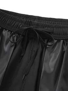 Shorts de corrida femininos pretos de secagem rápida com bolso lateral com zíper - cintura elástica com cordão, shorts esportivos com design de tipografia contrastante para academia, exercícios ao ar livre