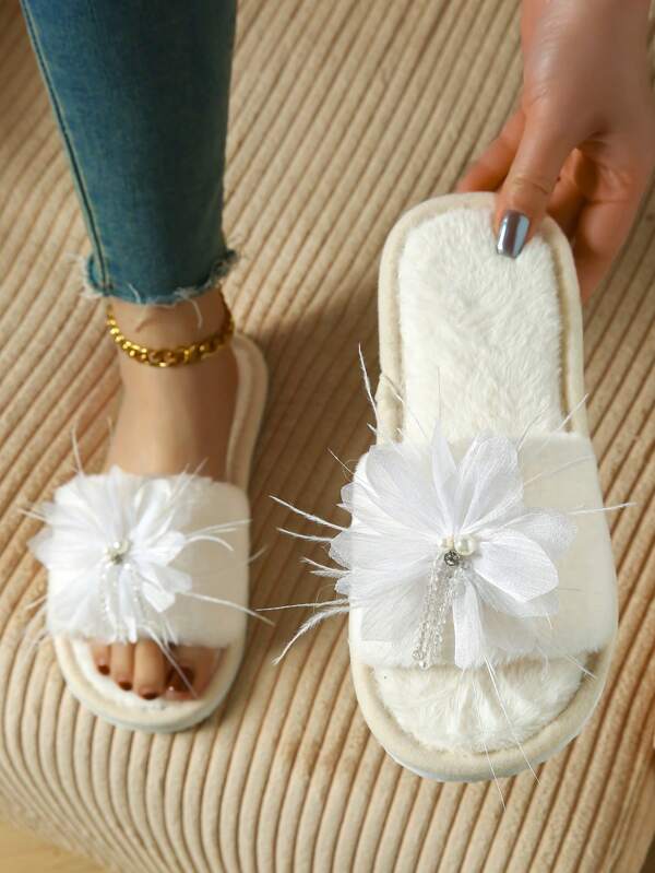 Chinelos peludos brancos de luxo com decoração floral elegante – Sapatos internos macios, aconchegantes e elegantes – disponíveis em 5 tamanhos para mulheres