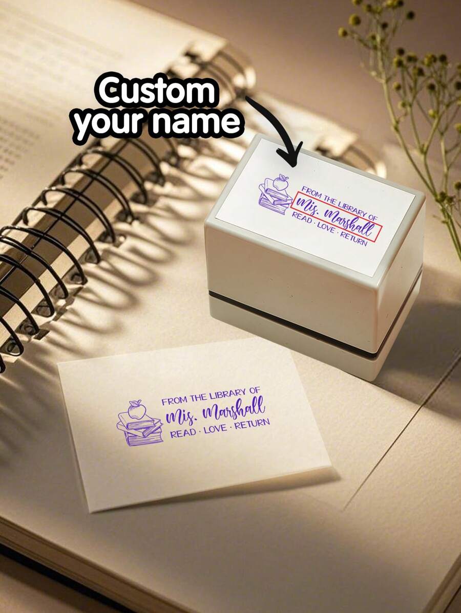 Ștampilă personalizată cu autocerneală și nume - Ștampilă personalizată de birou/afaceri pentru documente, corespondență, apreciere profesori, utilizare HR, cadou unic pentru șef, colegi, profesori, antreprenori, Ziua Îndrăgostiților, Ziua Mamei, Ziua Tatălui, zile de naștere, aniversări, absolvire, cadou pentru ea/el, articole esențiale pentru întreprinderi mici, cadou pentru Săptămâna aprecierii profesorilor, cadouri pentru evenimente corporate