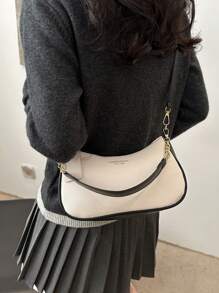 全新时尚经典百搭 PU 防水材料字母图形金属链条装饰法式斜挎包，适合购物