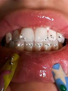 220 Stücke selbstklebende Zahnedelsteine DIY-Set, modischer Zahnschmuck, Kristall-Strass-Aufkleber, super glänzende weiße Zahndekorationen, Schmetterling-Flachdiamanten, Zahnschönheits-Materialiensatz, europäischer & amerikanischer Hip-Hop Goth Y2K Stil, inklusive aller Werkzeuge