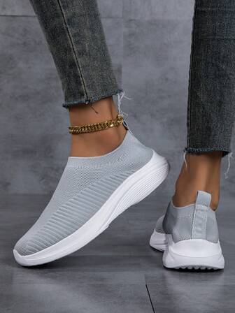 女士灰色透气针织休闲平底一脚蹬鞋，轻便舒适，适合休闲、运动和日常穿着。