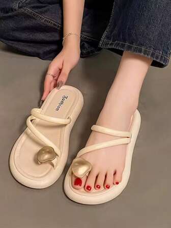 Zapatos de mujer 2025, sandalias deslizantes de estilo francés planas, sandalias de mujer con adorno de concha en el dedo, sandalias versátiles con suela suave antideslizante estilo diosa para la playa y el verano, sandalias de punta abierta para la temporada de playa