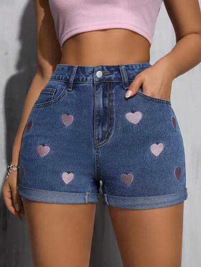 女士时尚粉色心形刺绣卷边下摆、粉色皮革贴片细节、蓝色松紧腰牛仔短裤、返校服