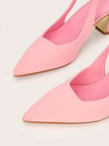 粉色尖头粗跟凉鞋，适合派对、通勤、休闲穿着