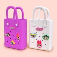 Miniso 飞天小女警系列可爱多孔手提包 - 紫色小尺寸设计，配有可互换的卡通人物饰物，非常适合日常外出和购物（1 件）