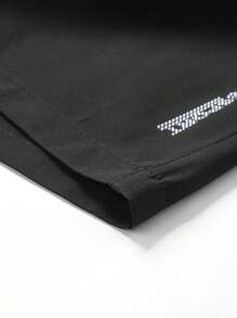 Shorts de corrida femininos pretos de secagem rápida com bolso lateral com zíper - cintura elástica com cordão, shorts esportivos com design de tipografia contrastante para academia, exercícios ao ar livre