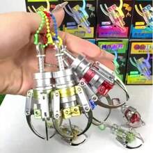 1 Stück zufallsfarbige Krallen-Maschinen Greifer Schlüsselanhänger Mini simulierter bunter Legierung Krallen Anhänger Spielzeug-Accessoire (Die Farbe der Kette ist zufällig).