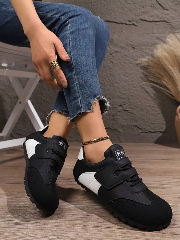 Chaussures de sport confortables pour femmes de petite taille, couleur noir et blanc, semelle souple, design à lacets et à boucle, polyvalentes pour la course, nouvelle arrivée printemps/été 2025