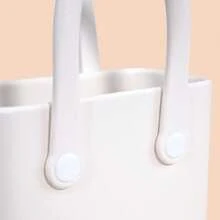 Miniso 飞天小女警系列可爱多孔手提包 - 紫色小尺寸设计，配有可互换的卡通人物饰物，非常适合日常外出和购物（1 件） - 白色 - 查看 4