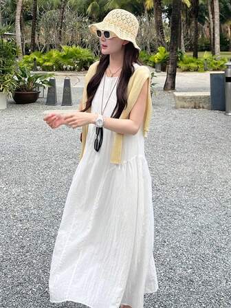 自然风格白色无袖休闲连衣裙，简约优雅的女士海滩度假装