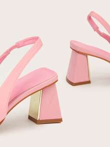 粉色尖头粗跟凉鞋，适合派对、通勤、休闲穿着