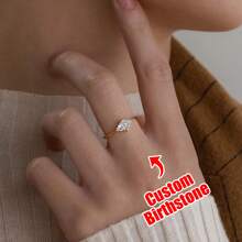 女士三角形切割诞生石戒指。设计精致小巧，可定制个性化元素——是周年纪念日、情人节、母亲节、生日、毕业典礼、日常佩戴、婚礼、舞会或任何特殊场合的理想之选。也是送给她、女友、妈妈、奶奶、家人和朋友的一份意义非凡的家庭戒指礼物。