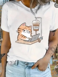 Camiseta Feminina Baby Look Cor: Gato Viciado em Café - Estilo Tumblr / LANÇAMENTO ESPECIAL 2025