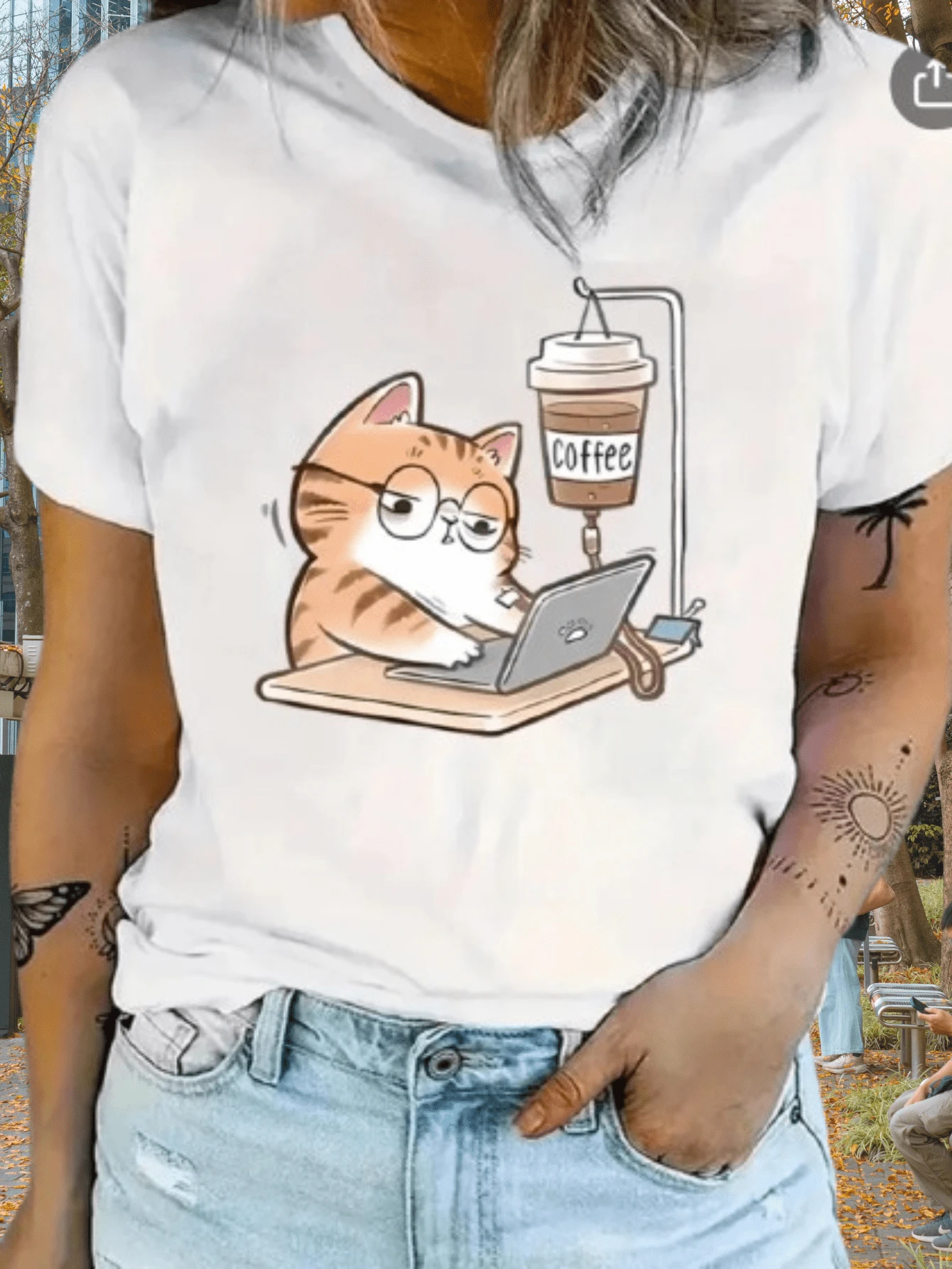 Camiseta Feminina Baby Look Cor: Gato Viciado em Café - Estilo Tumblr / LANÇAMENTO ESPECIAL 2025