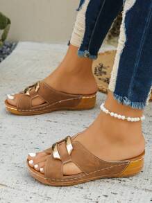 跨境贸易夏季新款休闲棕色露趾金属方扣坡跟拖鞋，尺码35-45，日常户外圆头沙滩鞋，柔软坡跟防滑鞋底，旅行必备 - 棕色 - 查看 3