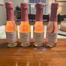 定制葡萄酒瓶标签 - 防水个性化贴纸，适用于婚礼、新娘送礼会、新婚夫妇、情侣、特殊活动和节日派对。伴娘香槟标签、首席伴娘标签、婚礼派对邀请函、迷你或全尺寸现代伴娘邀请标签、“你愿意做我的伴娘吗？”礼盒、感恩节、圣诞节、新年礼物、家居装饰、个性化标签、墙纸贴纸、伴娘邀请礼物 - 彩色 - 查看 5