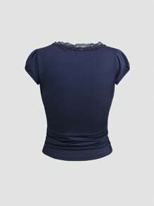 Camiseta de manga corta con cuello en V, textura arrugada y ribete de encaje en color liso para el verano